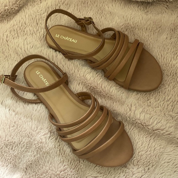 le chateau Shoes - NIB Le Château Sandals Brown Tan